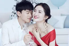 谢娜张杰怀抱双胞胎合照！2岁女儿们身高优越，一家四口惹人羡图片