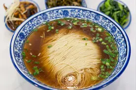 煮面条，不要等水开才下锅，记住2个窍门，面条滑嫩劲道，不成坨图片