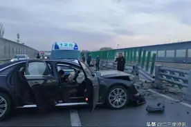 沈阳望花北街一小伙驾车失控，崭新奥迪A8撞报废图片