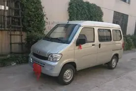 贵州一辆面包车，车牌价值200万，交警：见一次查一次图片