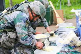 战地野炊，看炊事员如何掂锅掌勺图片