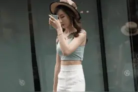 表嫂出门逛街气场磅礴，一看就是大哥的女人，裤子真有设计感图片