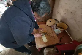 八旬奶奶自炸油条糖膏，面对美食狗儿表情亮了图片