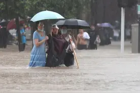 郑州地铁脱险者讲述：暴雨致车厢进水数人失温，乘客们互助后回家图片