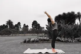 瑜伽手臂拉伸图文教学，既简单也不易的瑜伽动作图片