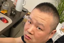老婆贴心削好苹果，岳云鹏却满脸嫌弃。网友看了直说：确实很恶心图片