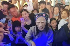 郑州“孟婆”摆地摊火爆全网，游客排长龙喝孟婆汤，网友：就是一碗苦丁茶图片