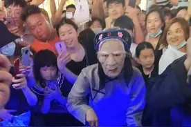 郑州“孟婆”火爆全网，游客排长龙争相品尝孟婆汤图片
