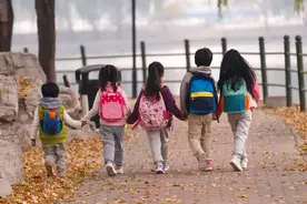 家长苦接送孩子久矣，“三点半难题”何解？图片