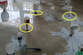 瓷砖铺贴完后，师傅用塑料瓶倒扣在缝隙处，邻居：这怕不是个新手图片