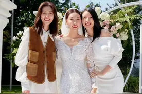 刘雯携张梓琳参加闺蜜婚礼，穿马甲配半身裙，超模同框似选美现场图片
