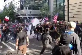 美国街头再度爆发混战，枪声四起，烟雾弥漫，示威者持棍互殴图片