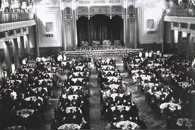 1959年人民大会堂国宴，天花板上藏着50位“黑衣人”，他们是谁？图片