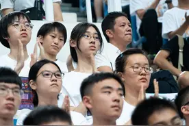 “孩子不听我的，老师说一句胜过我说一百句！”这种心态要不得图片