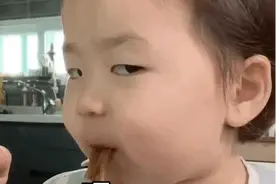 黄夏温表情包：我就吃怎么了，我又不胖！一看这眼神就不好惹图片