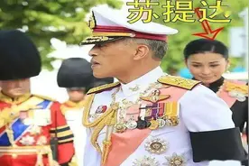 68岁泰王现身，王后卑微扇风擦汗，大象也下跪相迎图片