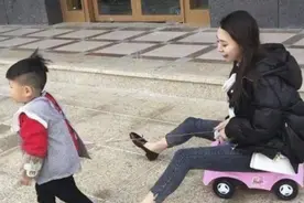 没被小姨“支配”过的就不叫童年！奶奶带娃已落伍，小姨才是正解图片