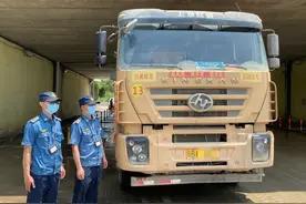 公司急着拉货，就让泥头车无证上路？图片