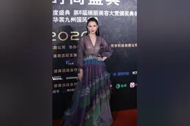 “最经典小龙女”李若彤颜值真保鲜，紫色柔纱裙太明媚，气质绝了图片