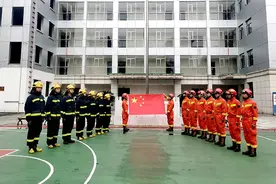 坚守岗位，这是对祖国最长情的告白！图片