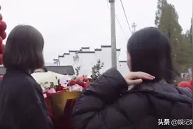 赵丽颖探班花絮，中分直发穿羽绒服出镜，画面曝无修图颜值图片