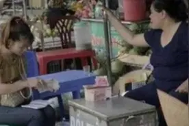 在越南街头的怪异现象，成捆人民币摆在路边，难道不怕被抢？图片