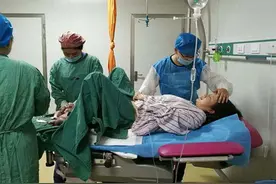 90后宝妈1胎3娃，生完后大喊“还有一个”，医生哭笑不得图片