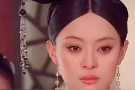 甄嬛传“甄嬛再次回宫时一直是铀子头，直到眉庄过世重新换旗头”图片
