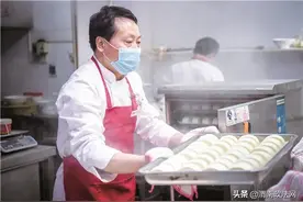 从“小白”炼成“大师” 志愿者做40万个馒头送市民图片