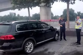 连霍高速开封服务区现盗窃团伙 视频拍下15秒盗窃作案过程图片