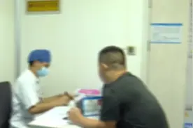 广西一男子将活虾塞进尿道，小虾钻进膀胱死亡腐烂，男子：和朋友打赌图片