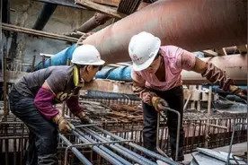 男女混住毫无隐私，镜头拍下工地女人的真实生活，看完心疼图片