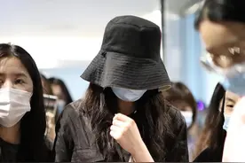 迪丽热巴深夜抵长沙低头疾走 全黑LOOK获粉丝护驾人气高图片