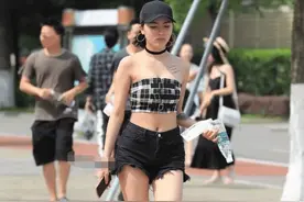 街拍：蜜桃裤穿出动人身材，绽放青春的魅力图片