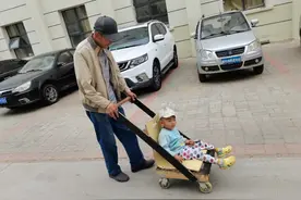 爷爷心灵手巧，给三岁小孙子制作的小推车，有钱也买不到图片