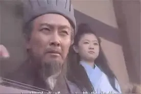 空城计最大的疑点，其实是城楼上的两个琴童？只有司马懿看明白了图片