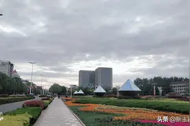 实拍雨后城阳人民广场，乌云密布但又充满阳光图片
