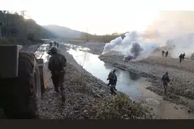 特种兵空降指引炮兵猛烈开火，陆军多兵种协同配合作战