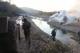 特种兵空降指引炮兵猛烈开火，陆军多兵种协同配合作战视频封面