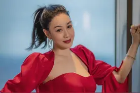 钟丽缇敬酒，头却靠着公公肩膀，网友热议：亲密可以，应该有度图片