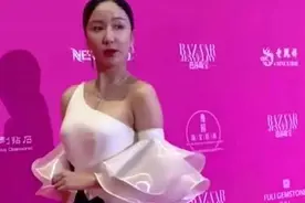 娄艺潇造型再翻车？32岁身材圆润似大妈，苹果肌凸显，颜值崩塌图片