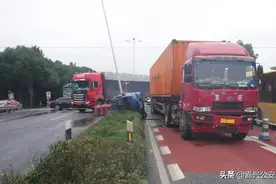 海宁发生的这起事故，小轿车被半挂车顶翻，却要负全责？图片