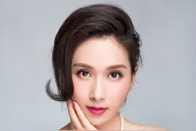 同样是奔50未婚女港星，有人继续拍戏，有人已退圈，差距这么大？图片