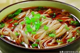 酸辣爽口的葱香素面，在家几分钟就能完成，营养美味的代餐主食图片