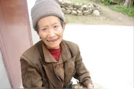 她没手没脚，一个人生活了50多年！李润莲，明年我再来看你图片