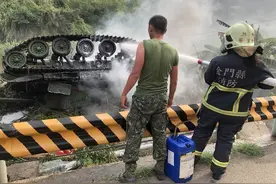 台陆军一辆M41型古董级战车金门翻覆起火狂烧，中士当场身亡图片