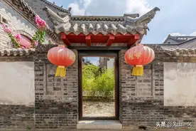 俗语“门旁若有两棵树，定有二人来同居”，是指哪二人？图片
