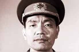 老兵大喊军长乳名，军长没生气，反而毕恭毕敬双手奉上几条烟图片
