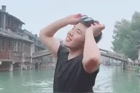 全国妈妈统一的拍照姿势丨小伙模仿妈妈们出游拍照的迷之姿势 真是太形象了吧，哈哈哈哈哈 ​图片