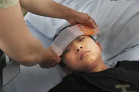 父子同患重病，瘫痪爸爸欲放弃治疗，儿子哭问：您走了谁救我？图片